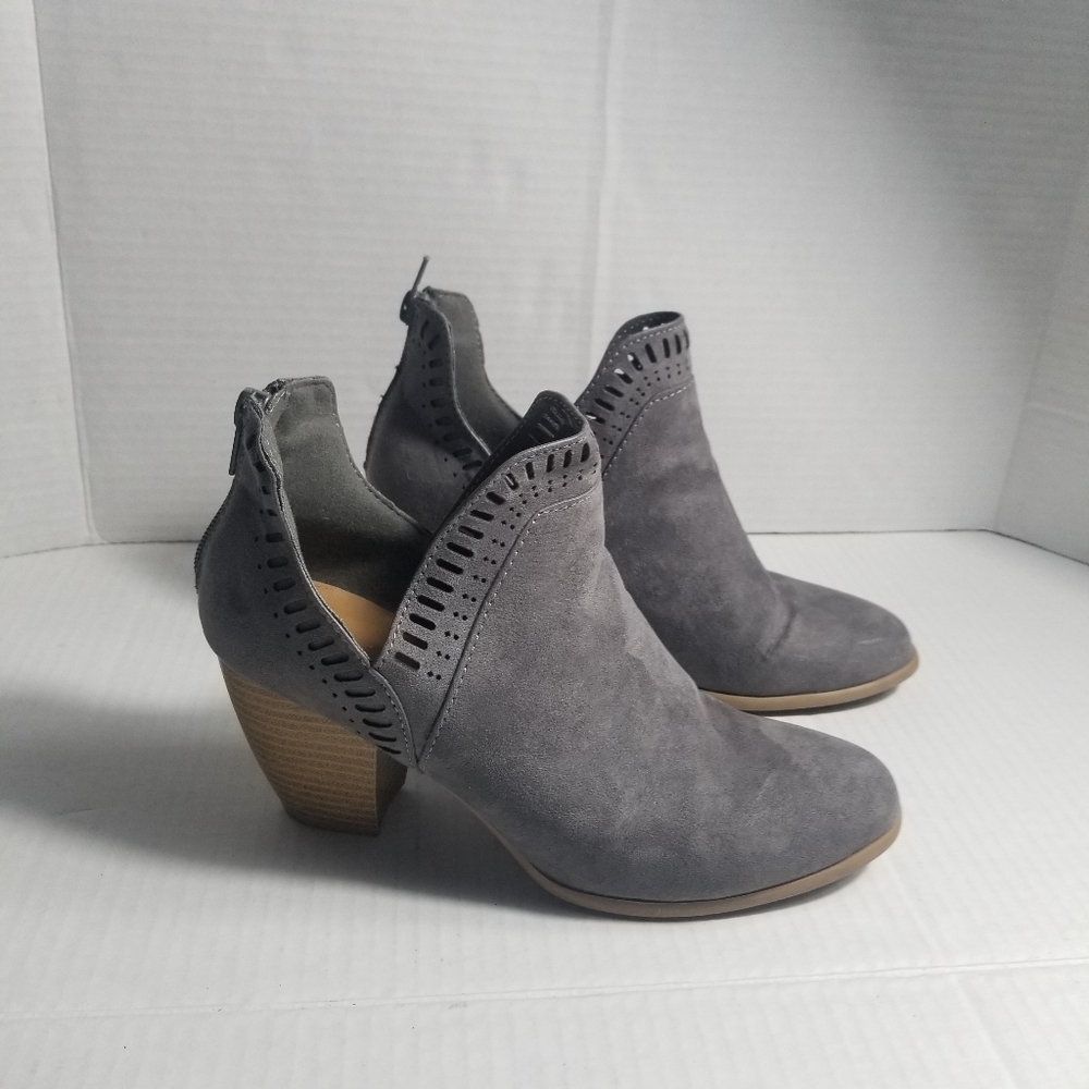 CHARLOTTE RUSSE WOMEN'S HEELED BOOTS ESTIMATED SIZE 7